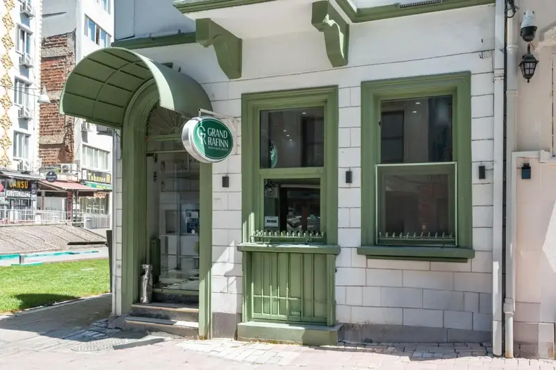 Rafinn Hotel, Stamboll