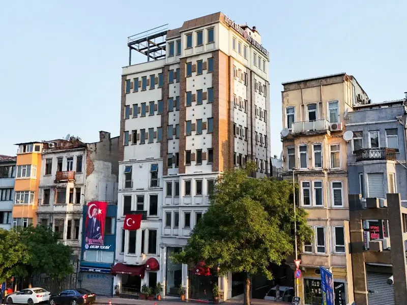 Taximtown Hotel, Stamboll