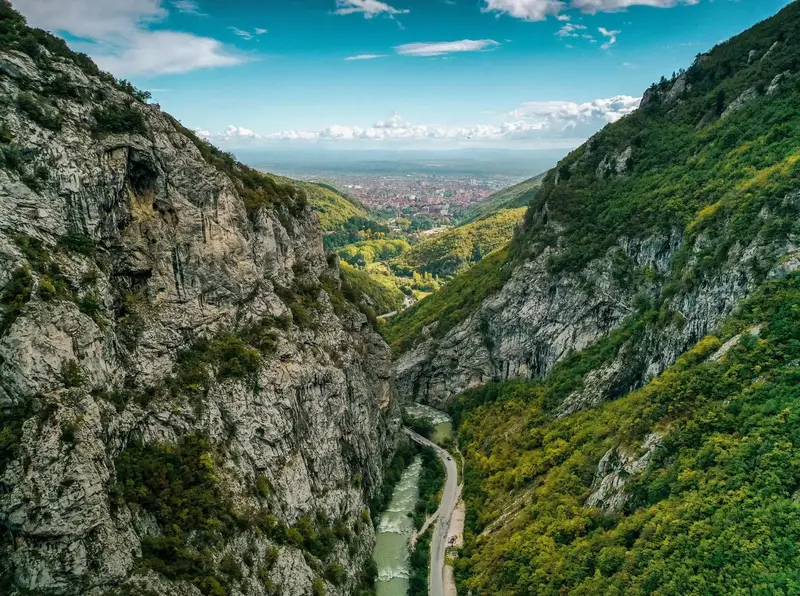 Prishtinë, Pejë, Gjakovë dhe Prekaz — Kosovë — foto 5 nga 6