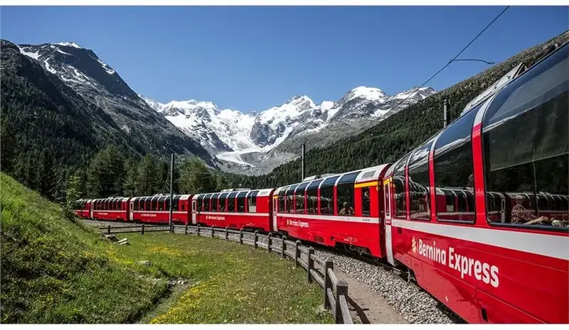 Treni i Kuq Bernina: Milano – Tirano – St. Moritz — Milano dhe St. Moritz, Itali – Zvicër — foto 3 nga 8