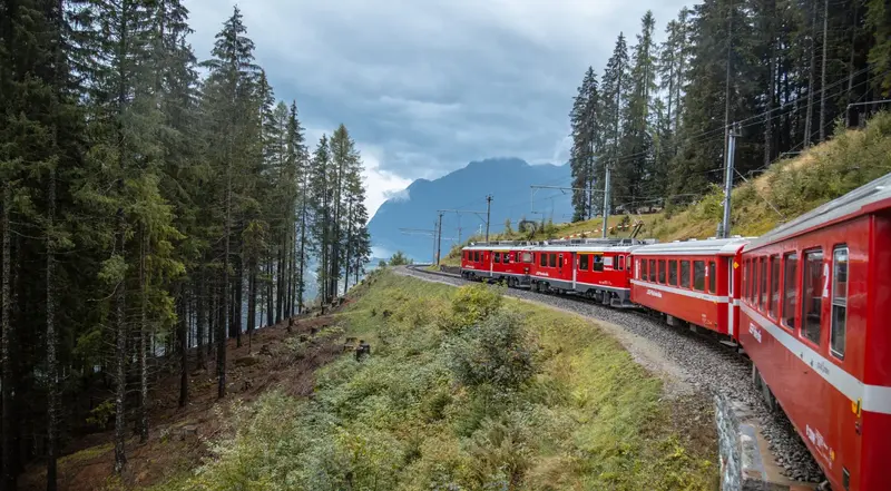 Treni i Kuq Bernina dhe Milano — Milano, Itali — foto 5 nga 7