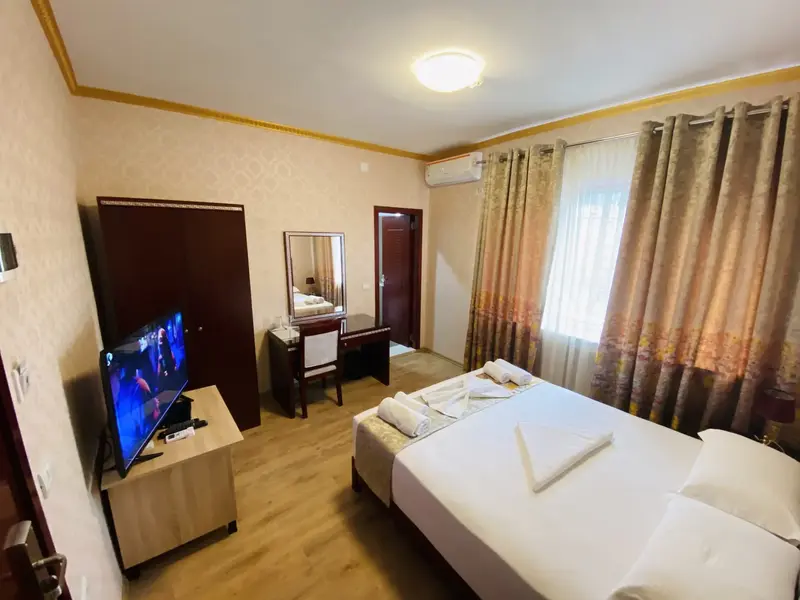 Hotel British, Pogradec — Pogradec, Shqipëri — foto 2 nga 9