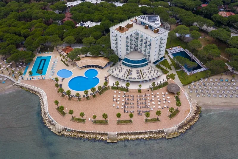 Flower Hotel & Garden Resort, Golem