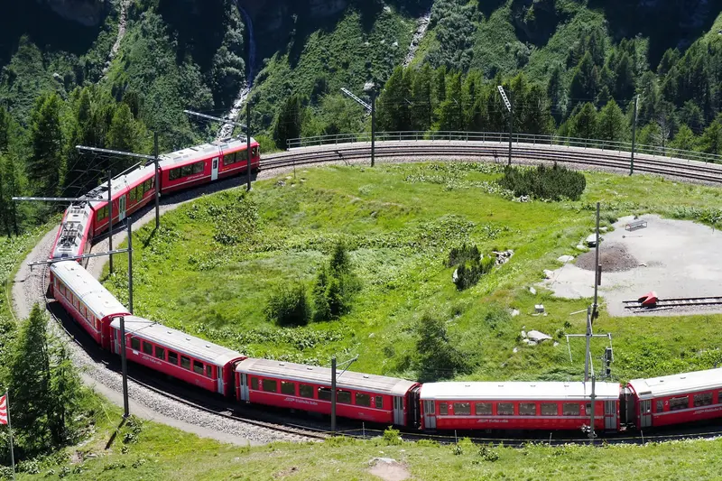 Treni i Kuq Bernina dhe Milano — Milano, Itali — foto 3 nga 7