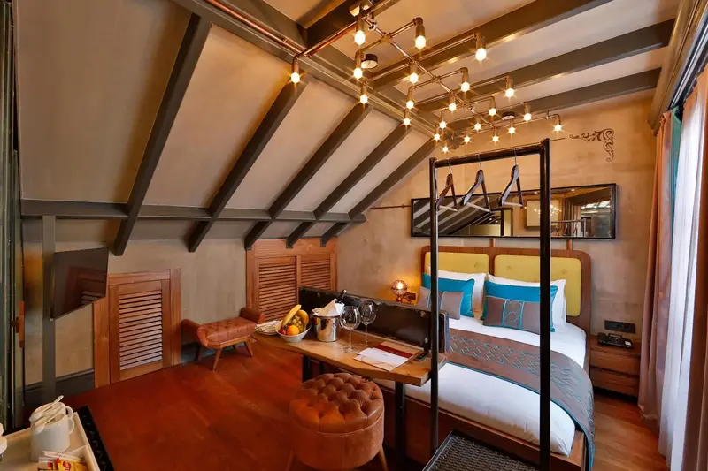 Sanat Hotel Pera, Stamboll
