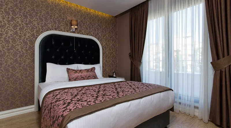 Dencity Hotel, Stamboll