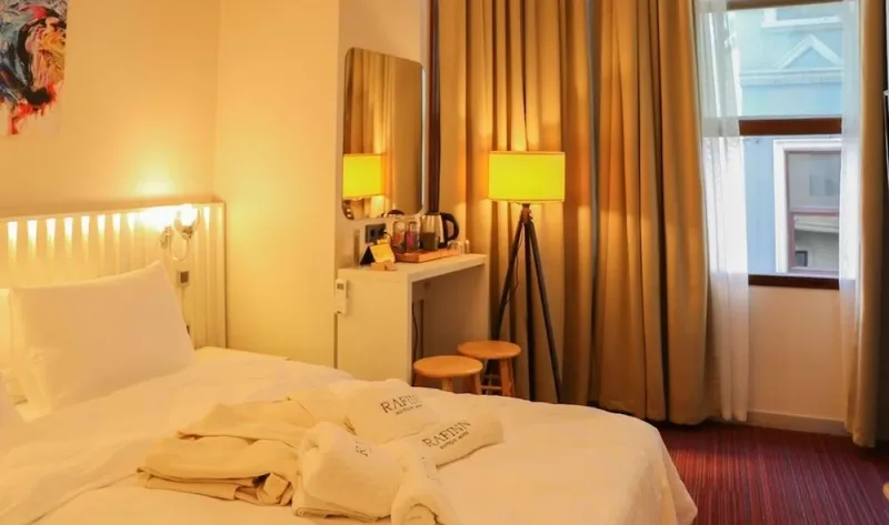 Rafinn Hotel, Stamboll