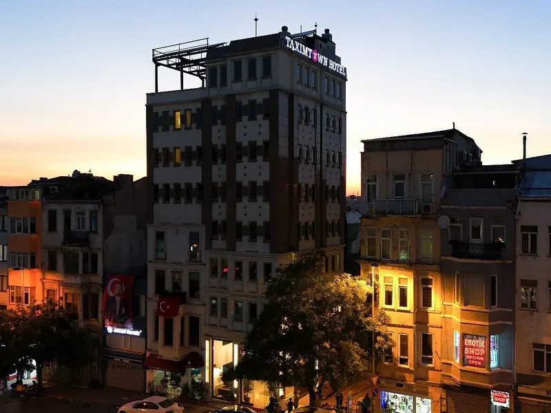 Taximtown Hotel, Stamboll