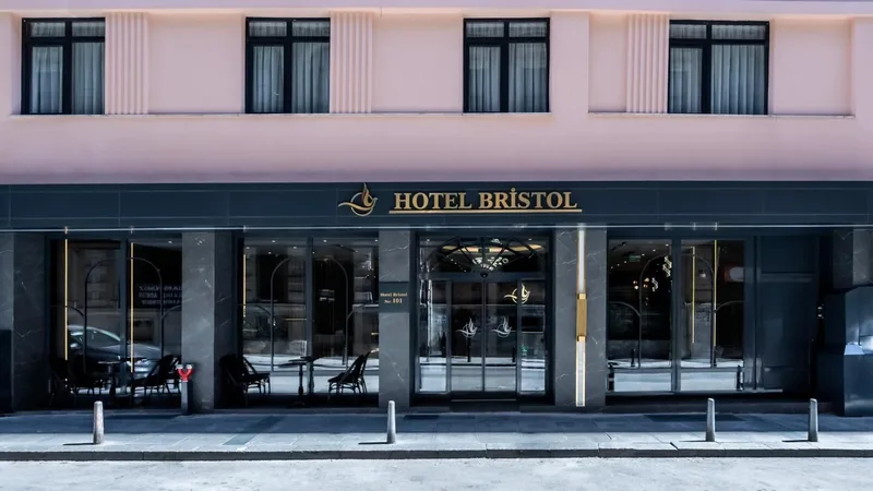 Bristol Hotel, Stamboll