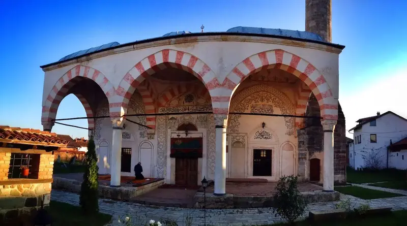 Prishtinë, Pejë dhe Gjakovë
