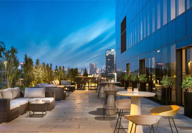 Rotana Hotel, Stamboll