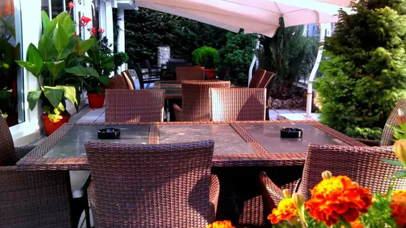 Hotel Diplomat, Ohër