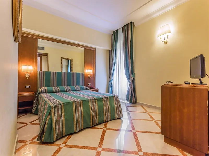 Raeli Hotel Noto, Romë
