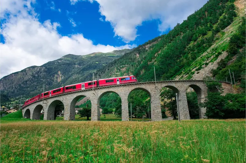 Treni i Kuq Bernina dhe Milano