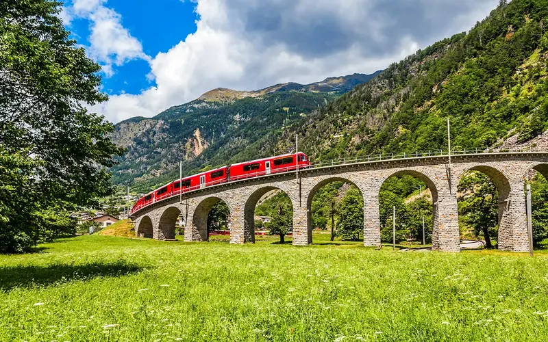 Treni i Kuq Bernina dhe Milano — Milano, Itali – Tirano – St. Moritz — foto 2 nga 6
