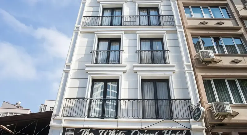 The White Orient Hotel, Stamboll