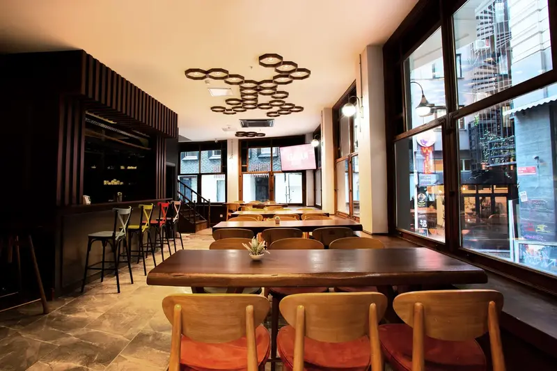 West Palace Hotel, Stamboll