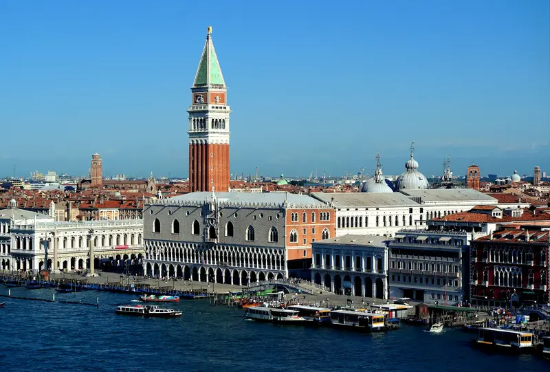 Venecia, avion, hotel dhe mëngjes