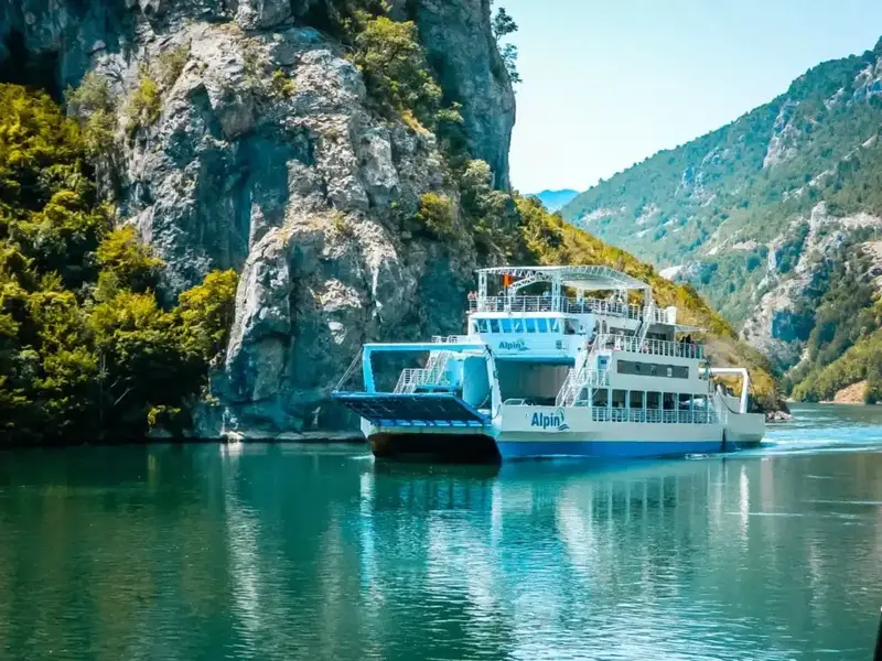 Valbonë dhe Koman me traget — Valbonë, Shqipëri — foto 6 nga 7