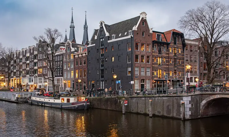 Amsterdam, avion, hotel dhe mëngjes