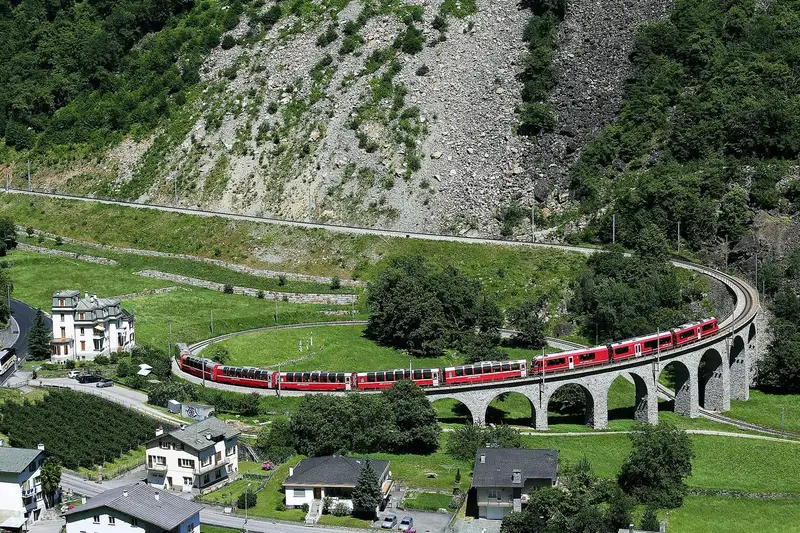 Treni i Kuq Bernina: Milano – Tirano – St. Moritz — Milano dhe St. Moritz, Itali – Zvicër — foto 6 nga 8