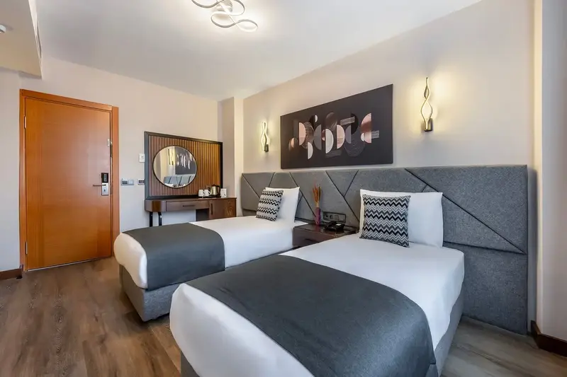 Bristol Hotel, Stamboll