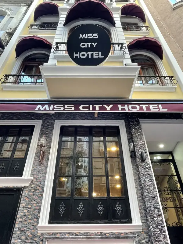 Miss City Hotel Taksim, Stamboll