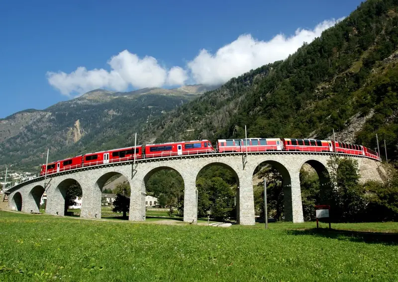 Treni i Kuq Bernina: Milano dhe St. Moritz