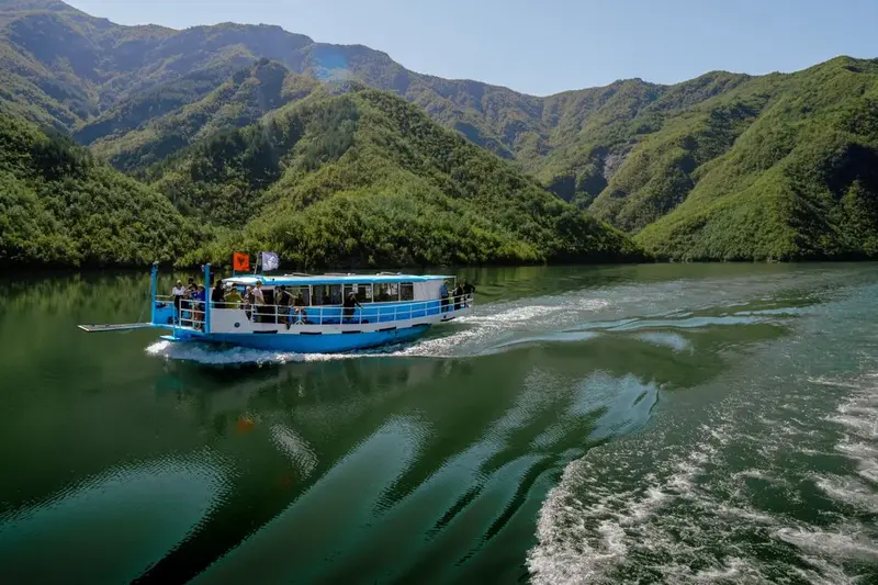 Valbonë dhe Koman me traget — Valbonë, Shqipëri — foto 3 nga 7