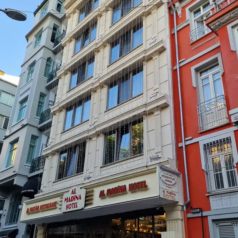 Al Madina Hotel, Stamboll