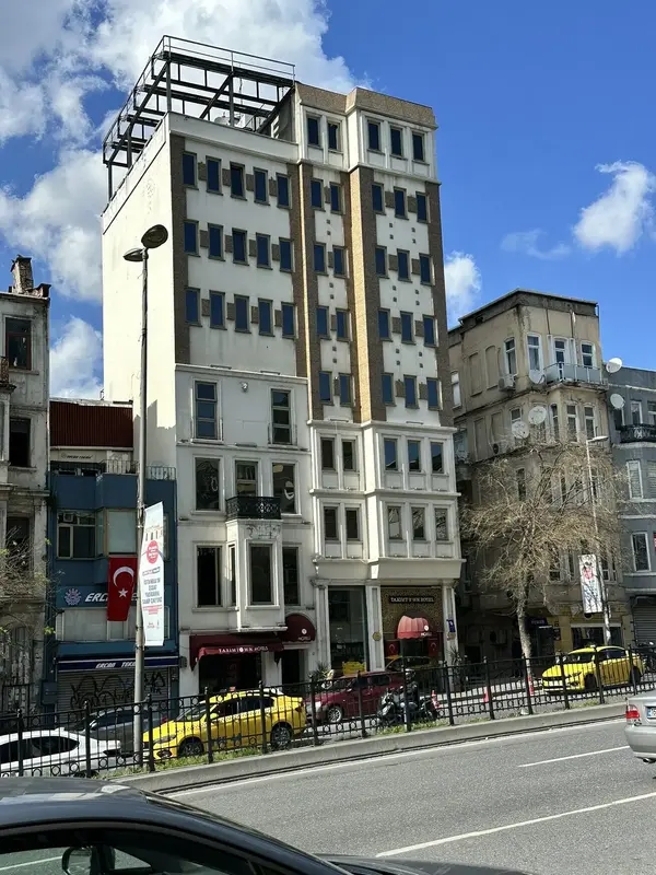 Taximtown Hotel, Stamboll