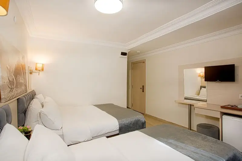 Hotel Sim, Stamboll
