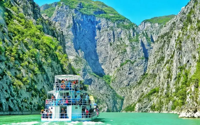 Valbonë dhe Koman me traget — Valbonë, Shqipëri — foto 7 nga 7