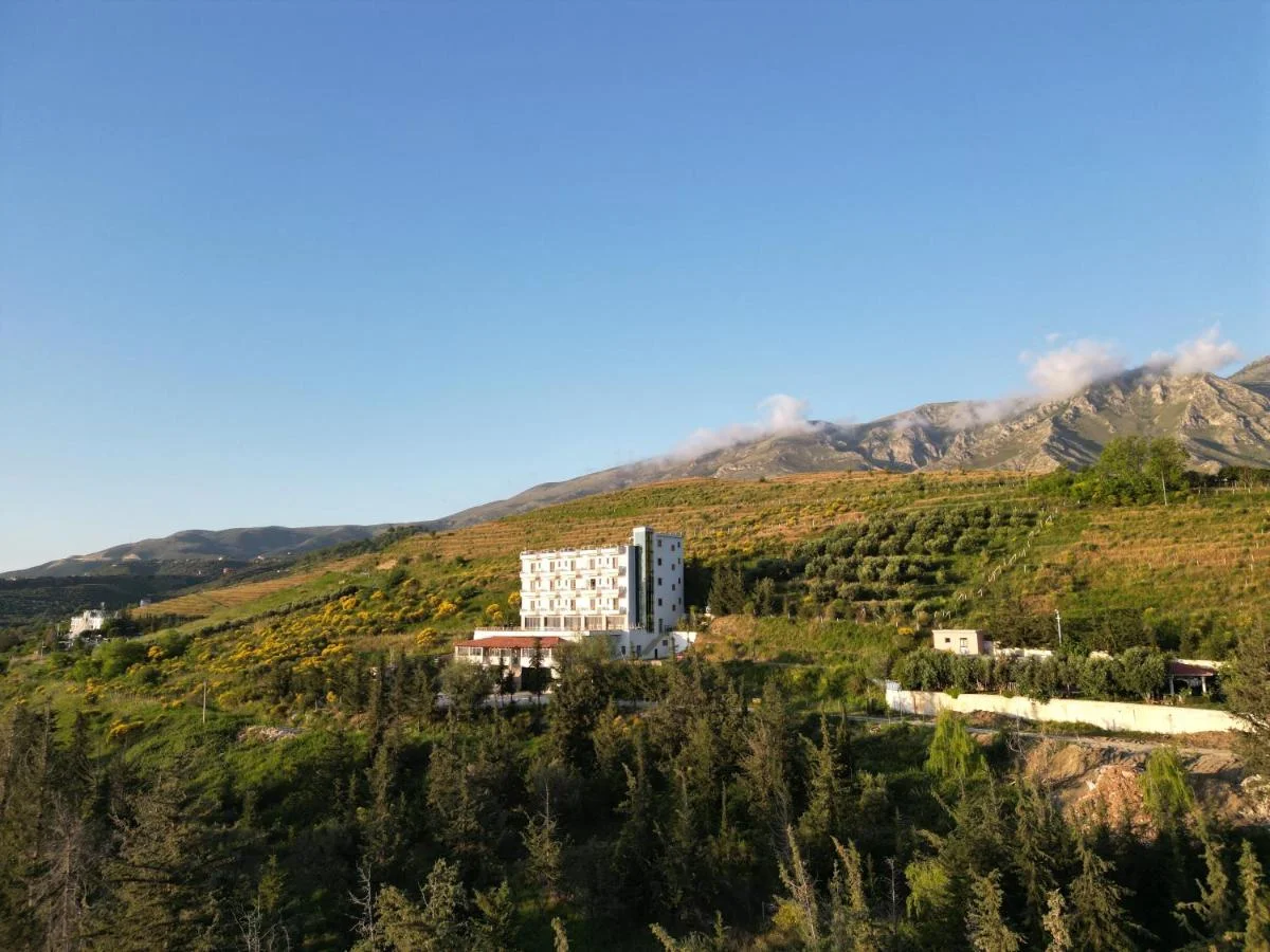 Doko Hotel, Radhimë