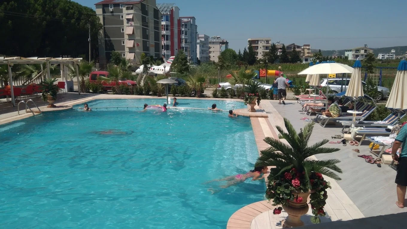 Hotel London, Spille
