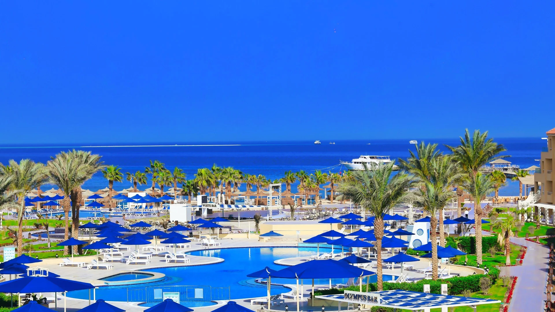 AMWAJ Blue Beach Resort & Spa 4*