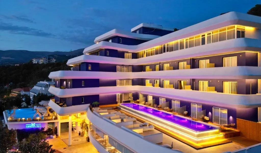 Regina Blue Hotel, Radhimë