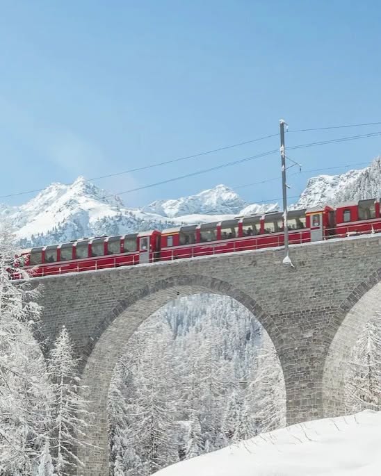 Treni i Kuq Bernina dhe Milano — Milano, Itali — foto 6 nga 7