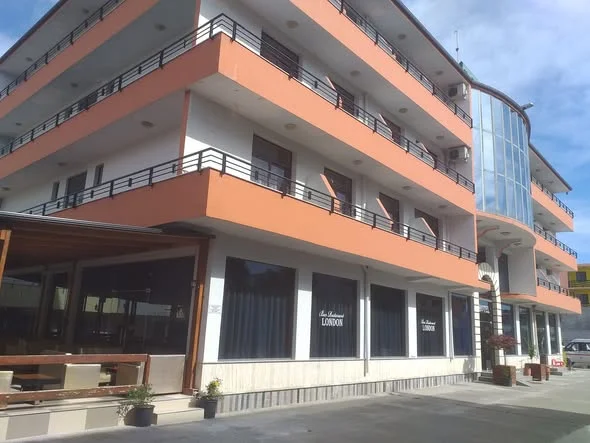Hotel London, Velipojë