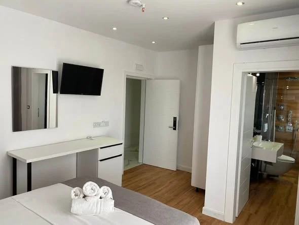 Hotel London****, Spillë